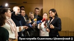Ціханоўская адказвае на пытаньні журналістаў