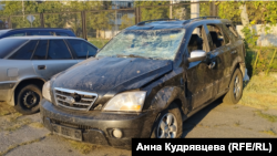 Машина, поврежденная в результате обстрела 