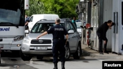 Një polic në pikën kufitare mes Kosovës dhe Serbisë në Jarinjë. Fotografi nga arkivi. 