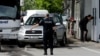 Policajac na graničnom prijelazu Jarinje između Kosova i Srbije 15. juna 2023.