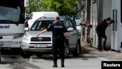 Policajac na graničnom prijelazu Jarinje između Kosova i Srbije 15. juna 2023.