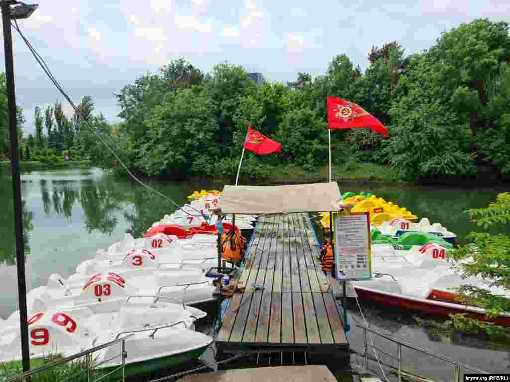 На всех аттракционах в Гагаринском парке Симферополя повесили советские знамена