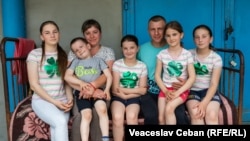 Soții Susan din satul Piscărești, raionul Rezina, care au adoptat trei surori mai mari de 7 ani, având doi copii biologici. Unul din puținele cazuri din R. Moldova când adoptatorii înfiază copii mai mari de 7 ani și cu frați. 