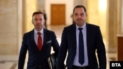 Главният секретар на МВР Живко Коцев (вляво) и вътрешният министър Калин Стоянов, в момента и двамата в оставка, по време на свое посещение в парламента на 8 февруари 2024 г.