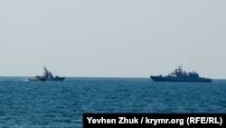 Ракетний катер «Набережные Челны» (ліворуч) та фрегат «Адмирал Эссен» у морі біля берегів Севастополя. Крим, архівне фото