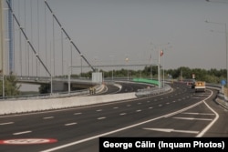 Podul suspendat peste Dunăre a fost inaugurat în 6 iulie 2023.