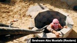 Militant i Hamasit i fshehur në një tunel në Gazë. Fotografi nga arkivi.