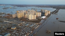 Дрон показва наводнения район около жилищен комплекс в Оренбург, град с население от половин милион души.