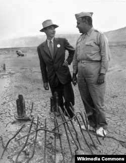Оппенгеймер и Лесли Гроувз осматривают остатки стальной вышки, на которой был установлен ядерный заряд, после испытания. Сентябрь 1945