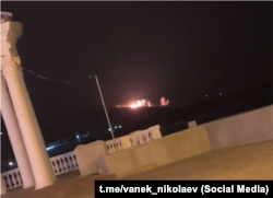 Скриншот видео взрывов в районе с. Семидворье около 22.20 вечера 23 мая 2024 года, видео снято с набережной Алушты