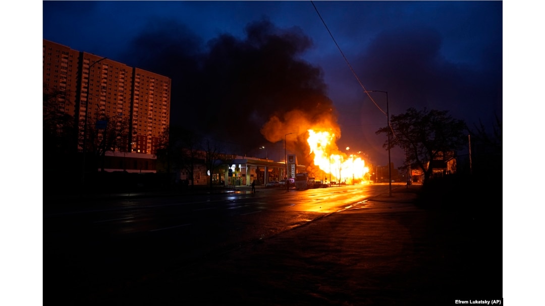 Focul și fumul se ridică după un atac rusesc la Kiev, Ucraina, marți, 2 ianuarie 2024. (AP Photo/Efrem Lukatsky)