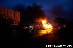 Focul și fumul se ridică după un atac rusesc la Kiev, Ucraina, marți, 2 ianuarie 2024. (AP Photo/Efrem Lukatsky)