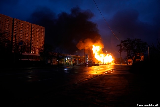 Focul și fumul se ridică după un atac rusesc la Kiev, Ucraina, marți, 2 ianuarie 2024. (AP Photo/Efrem Lukatsky)