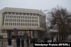 Міліція біля захопленої росіянами Верховної Ради АР Крим, Сімферополь, 27 лютого 2014 року