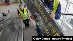 Rumania priti gati dy dekada për t’u bërë pjesë e zonës Schengen. Në fotografi shihen përgatitjet për hyrjen në Schengen, më 28 mars 2024.