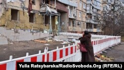 Egy nő gyászolja a halottakat egy dnyiprói társasház elleni rakétatámadás helyszínén 2023. február 22-én