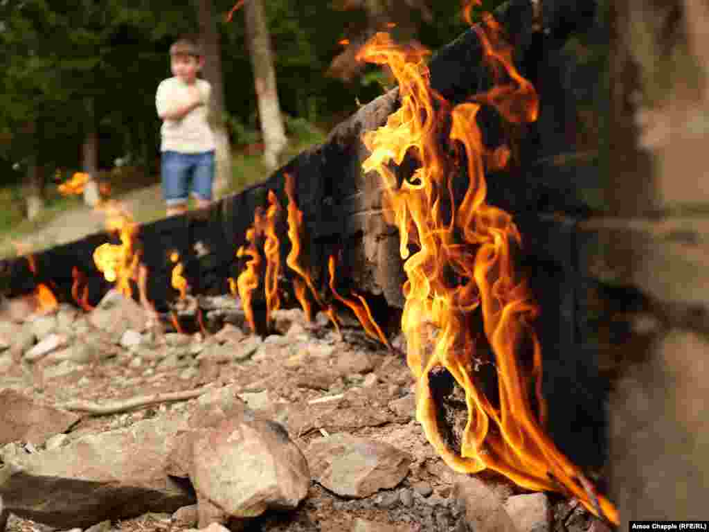 Vatra prodire iz zemlje u predgrađu Andreiasu de Josa u rumunskom okrugu Vrancea. Nekoliko mitova veže se za ovaj fenomen. Među njima je i priča o heroju koji je odrubio glavu zmaju čija vatra iz usta i dalje tinja ispod zemlje.