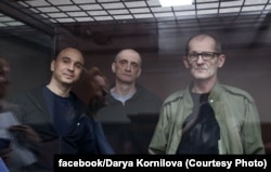 Олександр Жуков (п) з іншими українськими полоненими в російському суді