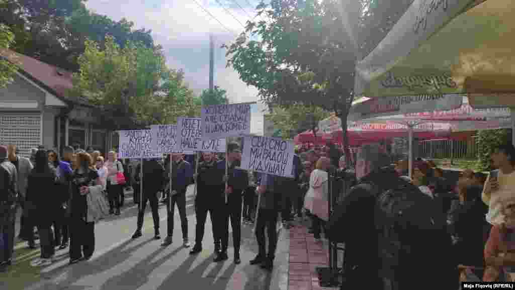 Neki od transparenata na protestu u Zvečanu: &quot;Nećete nas izbaciti iz naših domova&quot; ili &quot;Mi želimo mir, a ne suzavac i šok bombe&quot;. Međutim, nisu predočili dokaze kojim bi potkrijepili tvrdnje o &quot;izbacivanju iz domova&quot;.