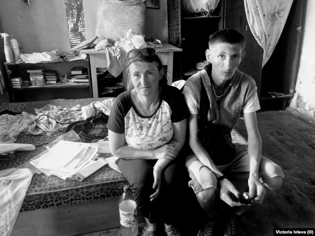 Галя Кравчук и ее брат Саша в доме в Давыдовом Броде