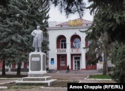 Lenin-emlékmű Vulcanesi kormányépülete előtt