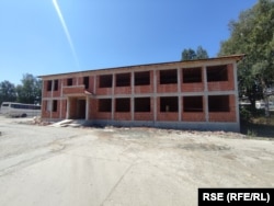 Jedan od tri objekta u Severnoj Mitrovici čija je gradnja zaustavljena zbog nedostatka dozvole, 21. juli 2023.