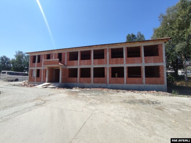 Njëra nga tri objektet në Mitrovicën e Veriut ndërtimi i së cilës është ndërprerë për shkak të mungesës së lejes.