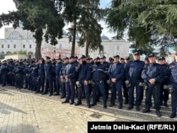 Oficerët e policisë formojnë kordon përballë ndërtesës së Kuvendit të Shqipërisë në Tiranë gjatë protestës së opozitës kundër votimit për heqjen e imunitetit të ish-kryeministrit Sali Berisha, 21 dhjetor 2023.