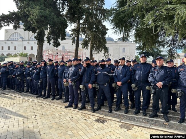 Oficerët e policisë formojnë kordon përballë ndërtesës së Kuvendit të Shqipërisë në Tiranë gjatë protestës së opozitës kundër votimit për heqjen e imunitetit të ish-kryeministrit Sali Berisha, 21 dhjetor 2023.