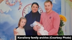Поліна Ковальова з мамою, татом та сестрою. Фото з особистого архіву родини