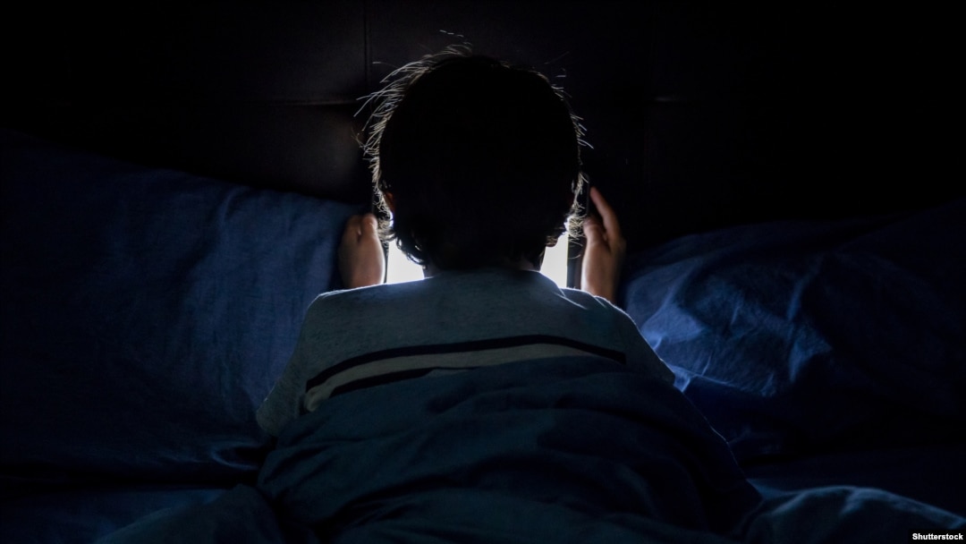 „Copiii de azi stau tot timpul cu ochii în telefon, noi ne jucam pe-afară, la vârsta lor”. Mit, sau realitate? O comisie franceză crede că temerile sunt mai degrabă justificate. 