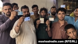 تعدادی از افغانهای که کارت های رسمی اقامت در پاکستان را دارند اما نگران اند که اخراج میشوند