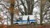 Policajac osigurava lokaciju oko lovačke kuće u Waidmannsheilu, nakon pritvaranja članova ekstremističke grupe u Njemačkoj, 8. decembar 2022. 