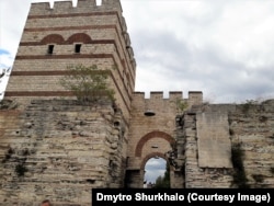 Ворота святого Романа, через які османські війська увірвалися до Константинополя 29 травня 1453 року, про що свідчить меморіальна дошка праворуч