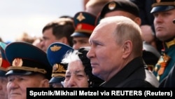 Владимир Путин на параде по случаю Дня победы, отмечаемого в России, 9 мая 2022 года в Москве