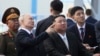 Ruski predsednik Vladimir Putin i lider Severne Koreje Kim Džong Un obilaze hangar za raketne sklopove tokom svog sastanka na kosmodromu Vostočni u dalekoistočnom ruskom Amurskom regionu, 13. septembra 2023.