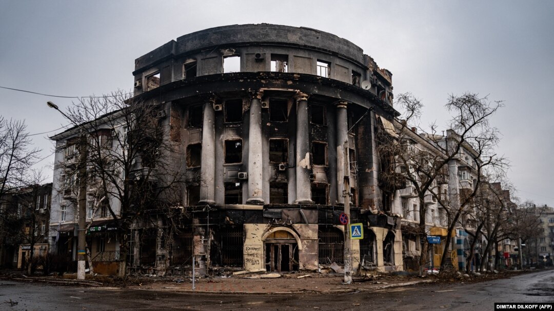 Fotografie realizată pe 27 februarie 2023 arată o clădire avariată și arsă, în timp ce sunetele bombardamentelor continuă în Bahmut, regiunea Donețk, Ucraina.