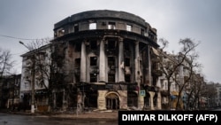 Fotografie realizată pe 27 februarie 2023 arată o clădire avariată și arsă, în timp ce sunetele bombardamentelor continuă în Bahmut, regiunea Donețk, Ucraina.