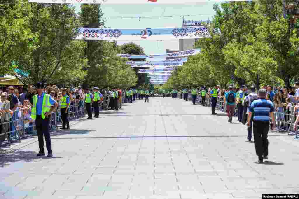 Skena e përgatitur për parakalimin e njësiteve të FSK-së dhe Policisë, me qytetarë të shumtë të mbledhur për ta shikuar paradën në Ditën e Çlirimit të Kosovës, 25 vjet pas, 12 qershor 2024.