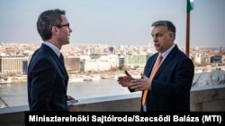Orbán Viktor miniszterelnök a Karmelita kolostor teraszán beszélget Douglas Murray brit író-újságíróval 2019. március 23-án
