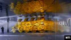 Szőke Lajos Aranyvonat című kompozíciója a Magyar Pénzmúzeum bejáratánál a főváros I. kerületében 2023. január 14-én (képünk illusztráció)
