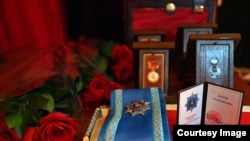 Мамлекеттик сыйлыктар. Иллюстрациялык сүрөт.