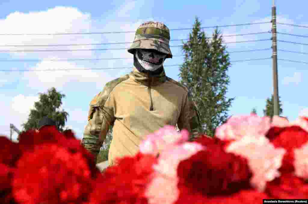 Un luptător al grupului privat de mercenari Wagner vizitează un memorial improvizat lângă fostul Centru PMC Wagner, asociat cu fondatorul Grupului Wagner, Evgheni Prigojin, în Sankt Petersburg, Rusia, 24 august 2023. (REUTERS/Anastasia Barashkova)