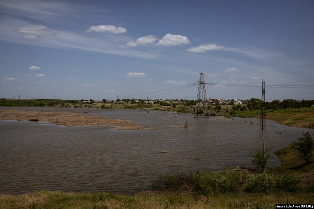 The water level has risen in artificial lakes surrounding Odradokamyanka village.
