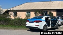 Полицейская машина у дома подозреваемой в убийстве мужа жительницы села Карамурт. 17 апреля 2024 года