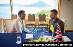 Президент Украины Владимир Зеленский и премьер-министр Великобритании Риши Сунак во время встречи в кулуарах саммита "Группы семи". Хиросима, Япония, 20 мая 2023 года