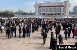 После землетрясения люди стоят на площади на территории Казахского национального университета. Алматы, 4 марта 2024 года