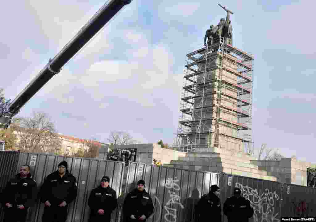 Болгарская полиция оцепляет мемориал перед его сносом 12 декабря. После полномасштабного вторжения России в Украину в феврале 2022 года памятник стал политической &laquo;горячей точкой&raquo; и неоднократно подвергался вандализму, часто с посланиями в поддержку Украины.