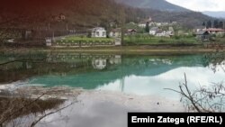 Na Jablaničkom jezeru, desetak kilometara nizvodno od Konjica zabilježen je rast algi što uzrokuje smanjenje količine kisika i izumiranje životinjske vrste. Uzrok je zagađenje komunalnim i industrijskim otpadnim vodama, navodi nadležna agencija.