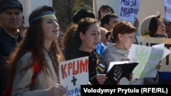 На митинге против псевдореферендума о присоединении Крыма к России было много молодых людей. Симферополь, Крым, 15 марта 2014 г.